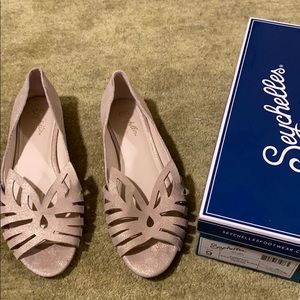 Seychelles Purrfect Gold Metallic Suede Size 9